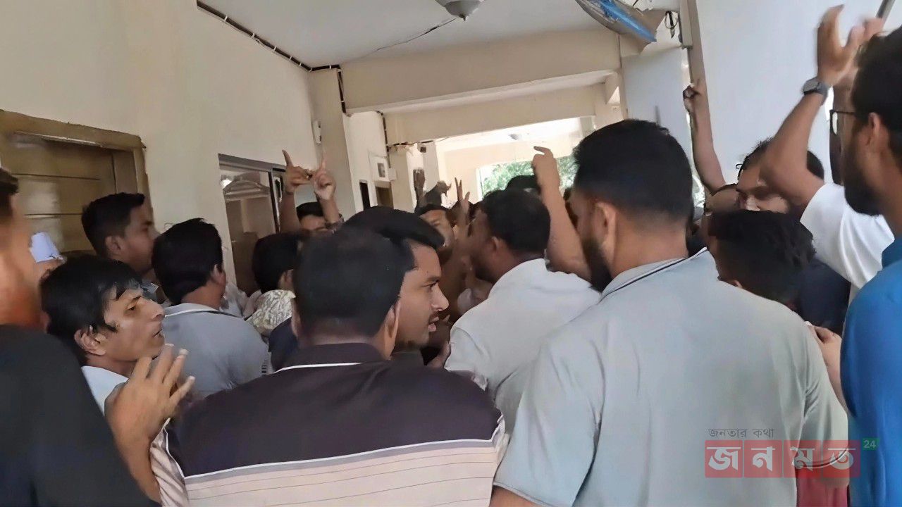বানিয়াচংয়ে ফ্যামিলি কার্ডের নিয়োগ নিয়ে ইউএনও অফিসে বিক্ষোভ 
