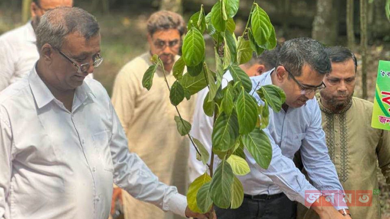চুনারুঘাটে দক্ষিণা চরণ পাইলট উচ্চ বিদ্যালয়ে বিতর্ক প্রতিযোগিতা ও বৃক্ষরোপণ