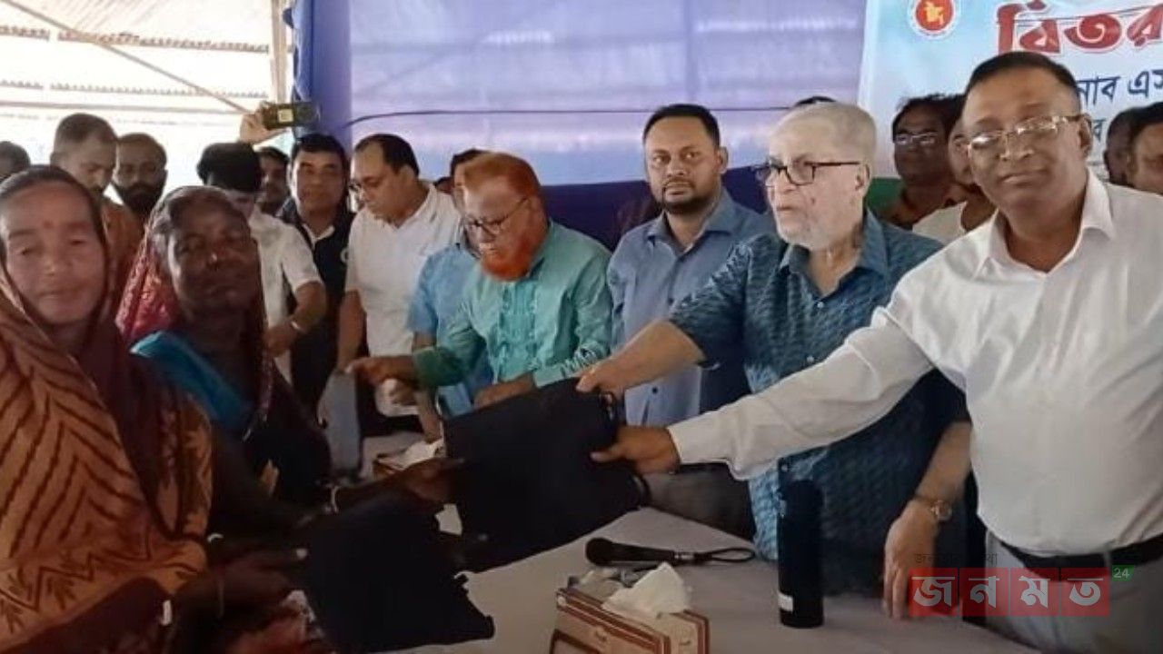 চুনারুঘাটে চা-শ্রমিকদের রেইনকোট দিলেন এসএম ফয়সল এমপি