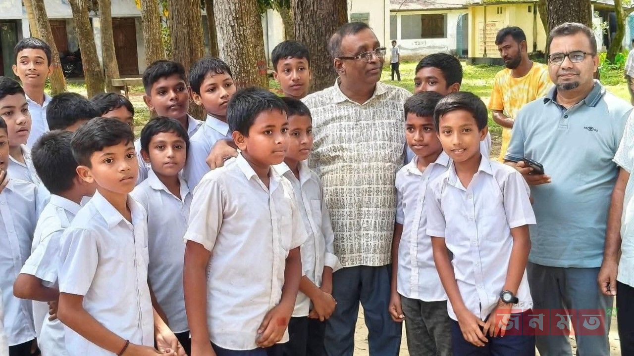 ডিসিপি হাই স্কুলে শিক্ষার মানোন্নয়নে কাজ করছেন সভাপতি নাজিম উদ্দিন শামসু