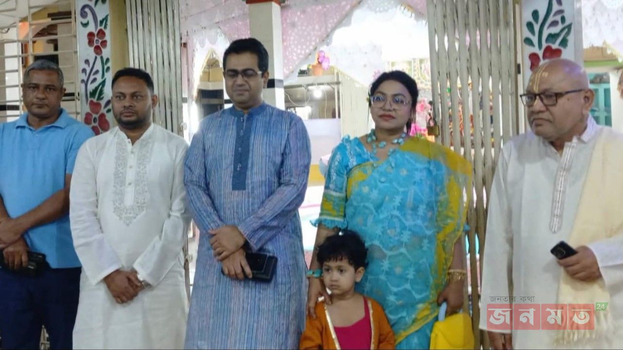 চুনারুঘাটে বিভিন্ন পূজার মণ্ডপ পরিদর্শন করলেন জেলা প্রশাসক ড. সরফরাজ 